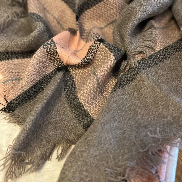 NWT Plaid Blanket Scarf Wrap - Picture 7 of 9